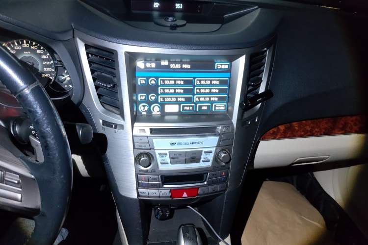 Used Subaru Outback 2011 2.5i Luxury Edition Audio And AC Panel