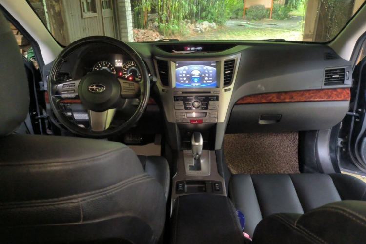Used Subaru Outback 2011 2.5i Luxury Edition Center Console