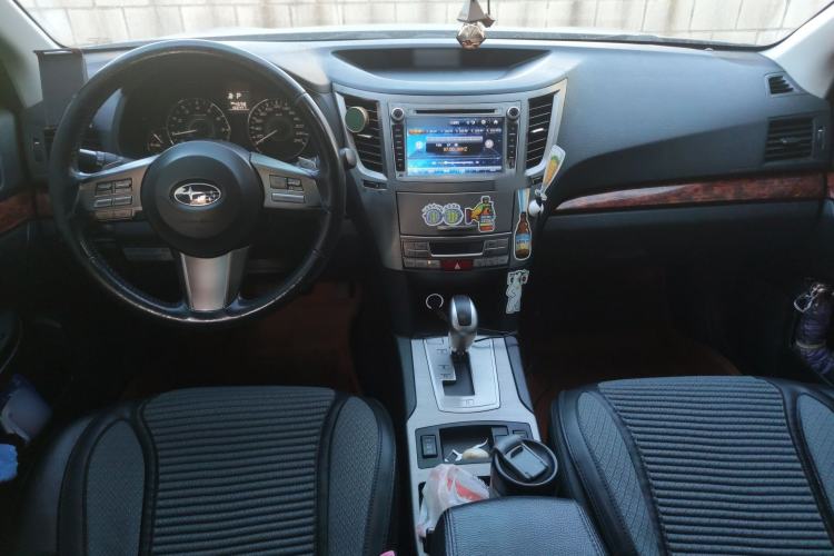 Used Subaru Outback 2011 2.5i Luxury Edition Center Console