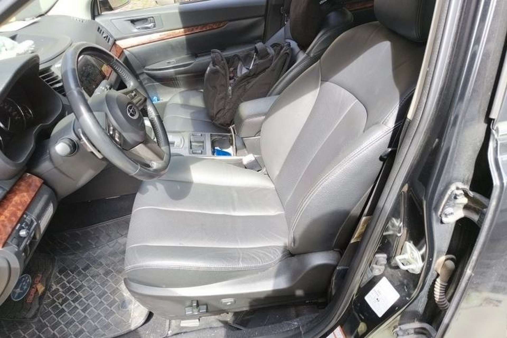 Used Subaru Outback 2011 2.5i Luxury Navigation Edition Left Front Seat