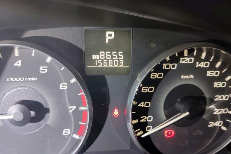 Used Subaru Outback 2011 2.5i Luxury Edition Odometer Close Up