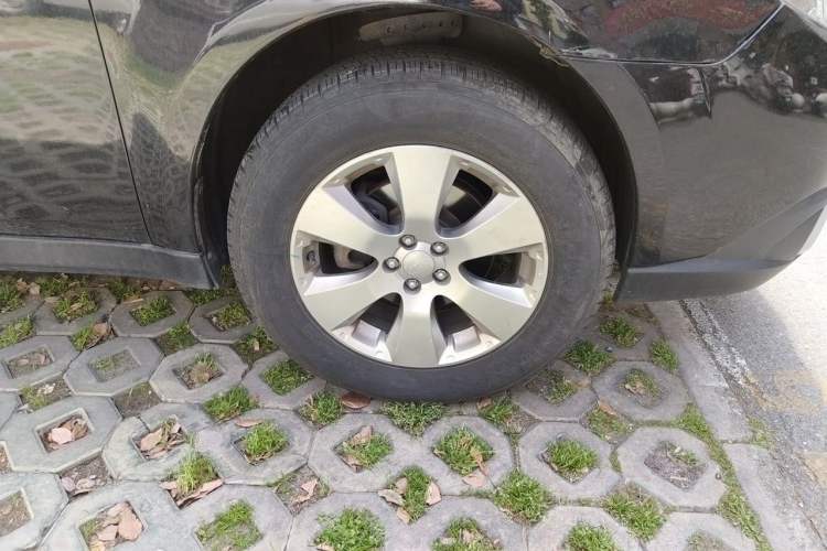 Used Subaru Outback 2011 2.5i Luxury Navigation Edition Right Front Wheel Hub