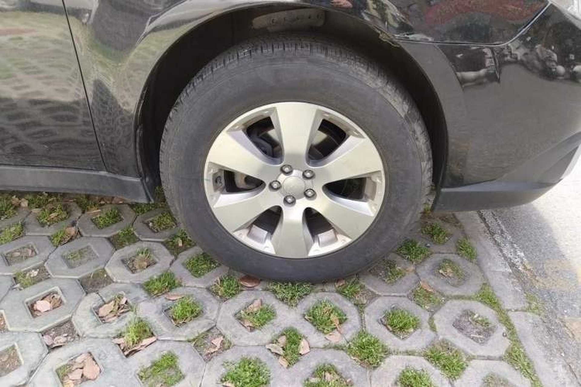 Used Subaru Outback 2011 2.5i Luxury Navigation Edition Right Front Wheel Hub