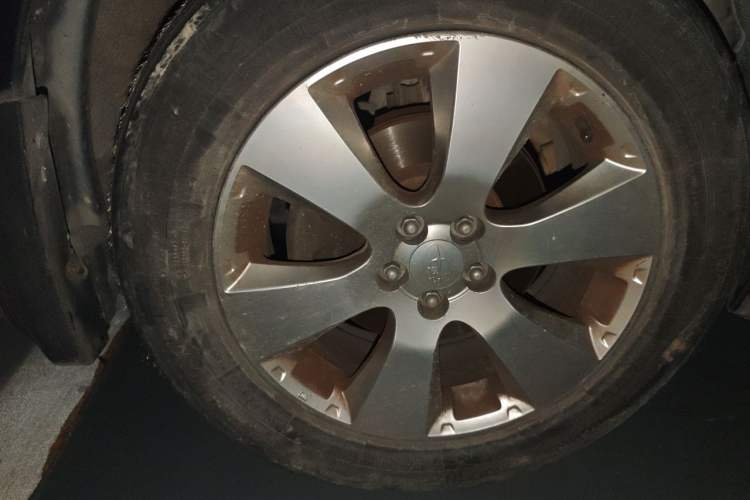 Used Subaru Outback 2011 2.5i Luxury Navigation Edition Right Front Wheel Hub