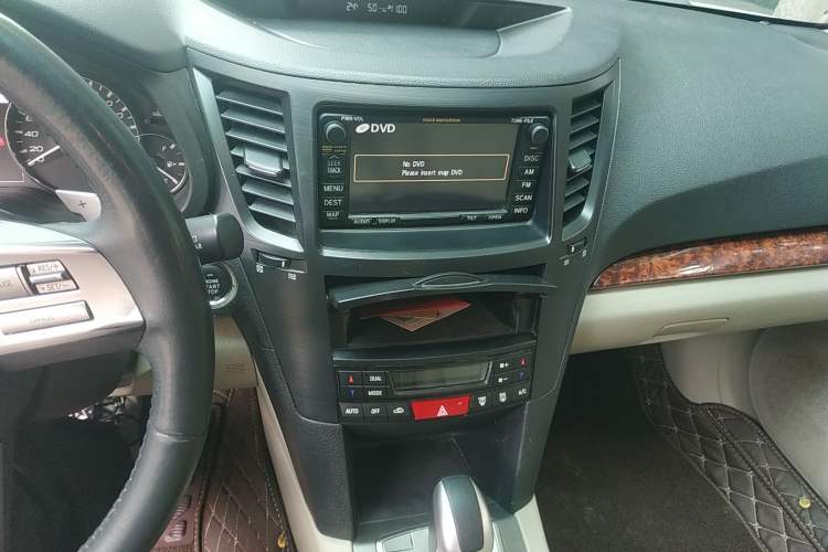 Used Subaru Outback 2011 2.5i Luxury Edition Audio And AC Panel