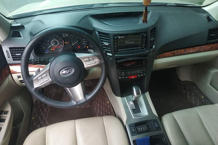 Used Subaru Outback 2011 2.5i Luxury Edition Center Console