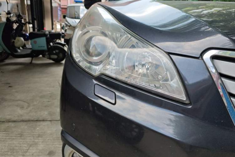 Used Subaru Outback 2011 2.5i Luxury Navigation Edition Right Front Headlight
