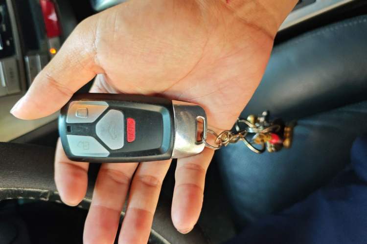 Used Subaru Outback 2011 2.5i Luxury Navigation Edition Vehicle Key