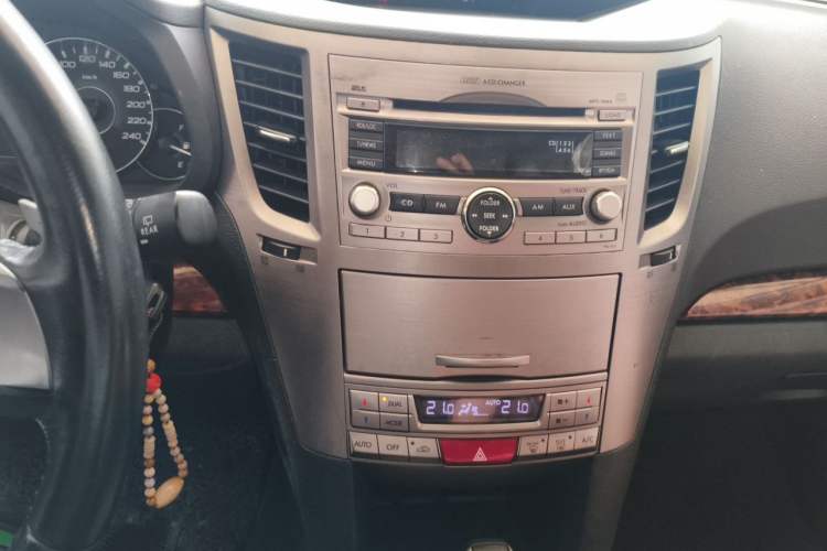 Used Subaru Outback 2011 2.5i Luxury Edition Audio And AC Panel