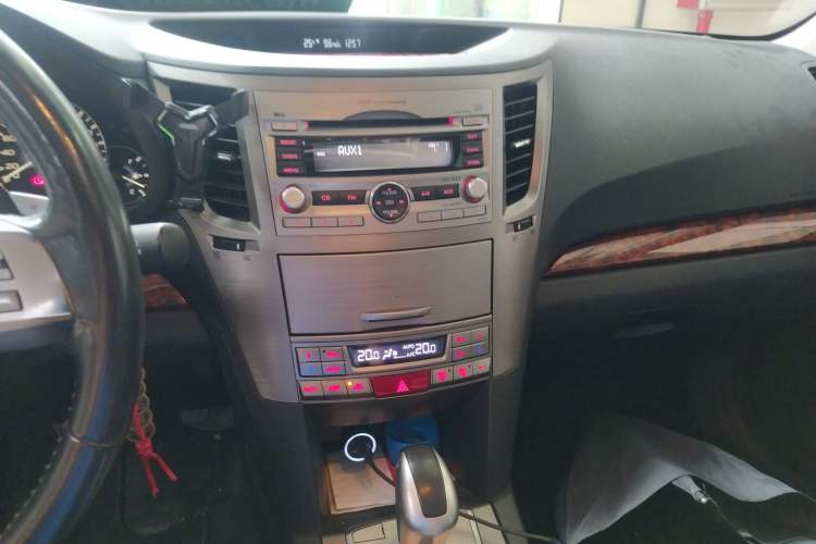 Used Subaru Outback 2011 2.5i Luxury Edition Audio And AC Panel