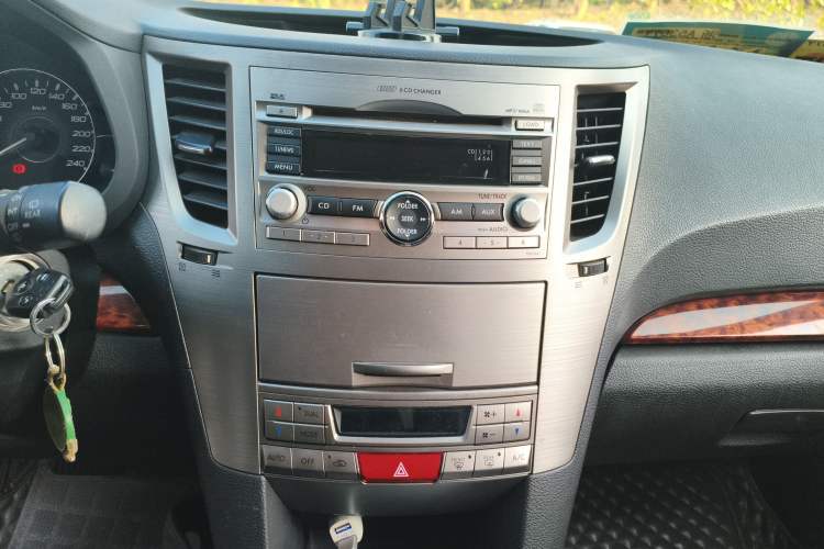 Used Subaru Outback 2011 2.5i Luxury Edition Audio And AC Panel