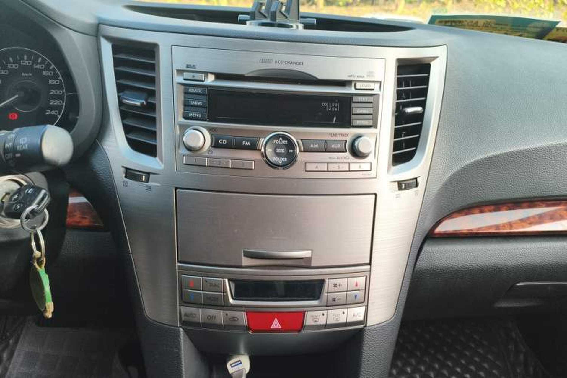 Used Subaru Outback 2011 2.5i Luxury Edition Audio And AC Panel