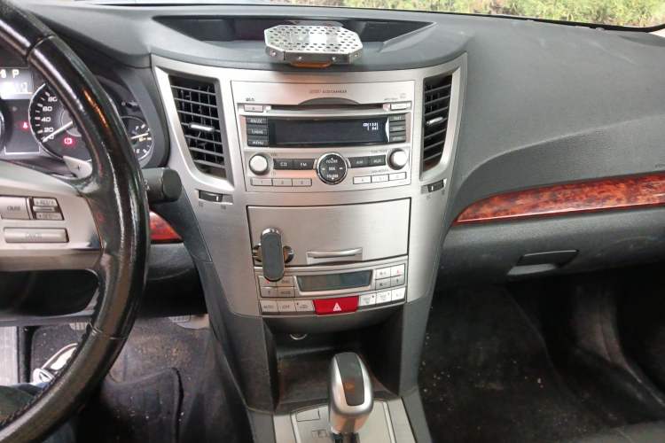 Used Subaru Outback 2011 2.5i Luxury Edition Audio And AC Panel
