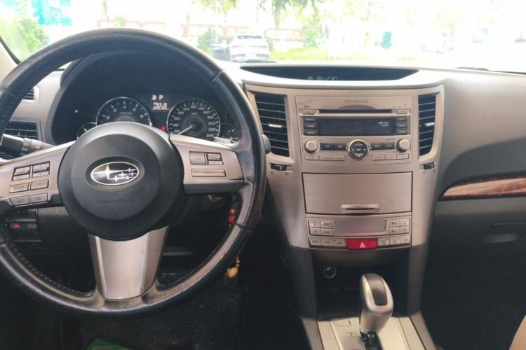 Used Subaru Outback 2011 2.5i Luxury Edition Center Console