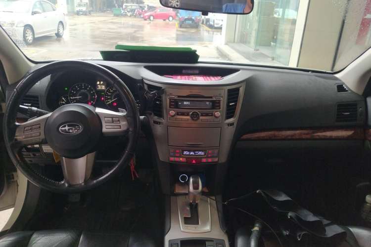 Used Subaru Outback 2011 2.5i Luxury Edition Center Console