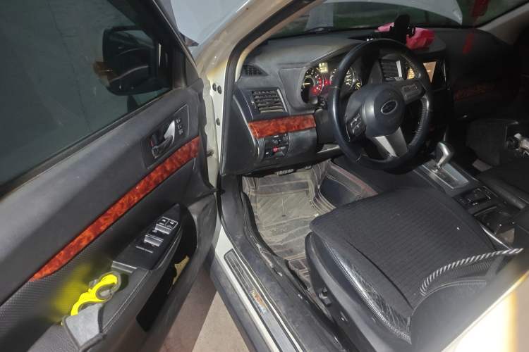 Used Subaru Outback 2011 2.5i Luxury Navigation Edition Driver Seat