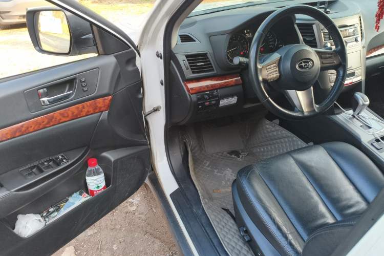 Used Subaru Outback 2011 2.5i Luxury Edition Interior 3