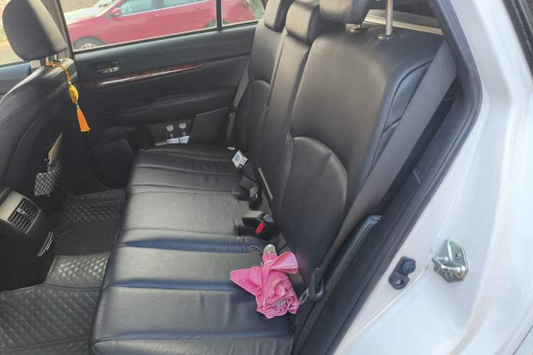 Used Subaru Outback 2011 2.5i Luxury Edition Interior 4