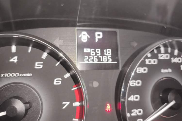 Used Subaru Outback 2011 2.5i Luxury Edition Odometer Close Up
