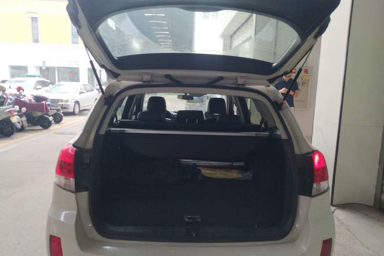 Used Subaru Outback 2011 2.5i Luxury Edition Trunk