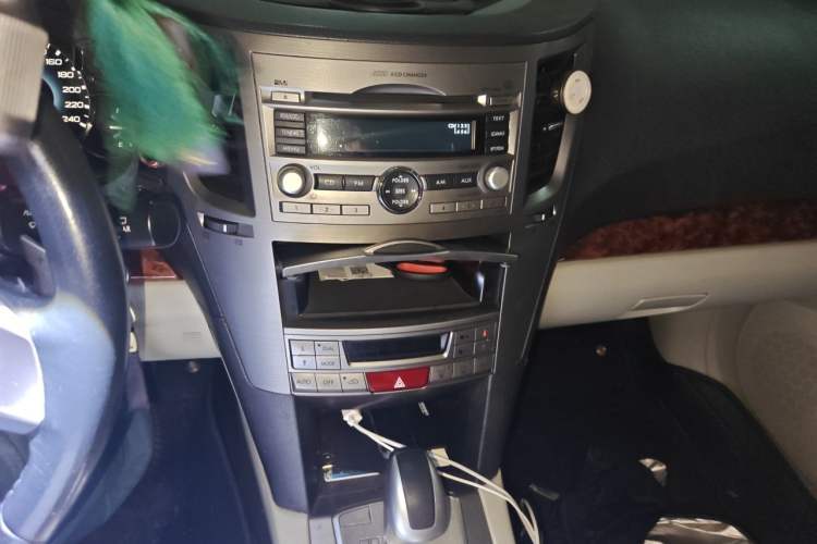 Used Subaru Outback 2011 2.5i Luxury Edition Audio And AC Panel