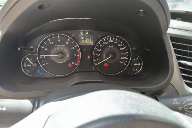 Used Subaru Outback 2011 2.5i Luxury Edition Odometer Close Up