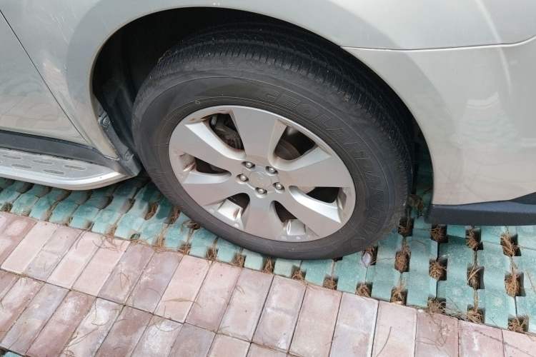 Used Subaru Outback 2011 2.5i Luxury Navigation Edition Right Front Wheel Hub