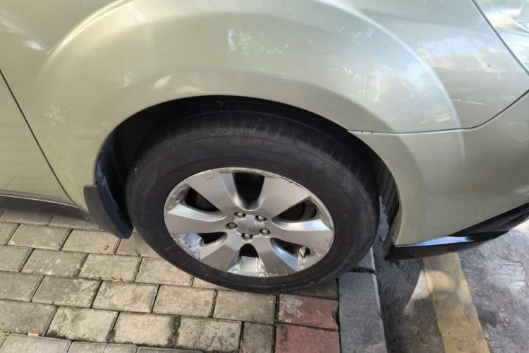 Used Subaru Outback 2011 2.5i Luxury Edition Right Front Wheel Hub