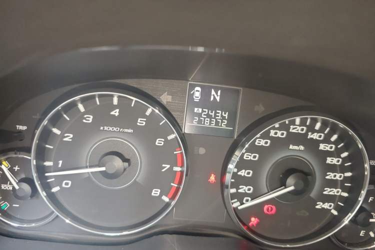 Used Subaru Outback 2012 2.5i Luxury Edition Odometer Close Up