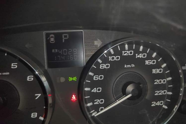 Used Subaru Outback 2012 2.5i Luxury Edition Odometer Close Up