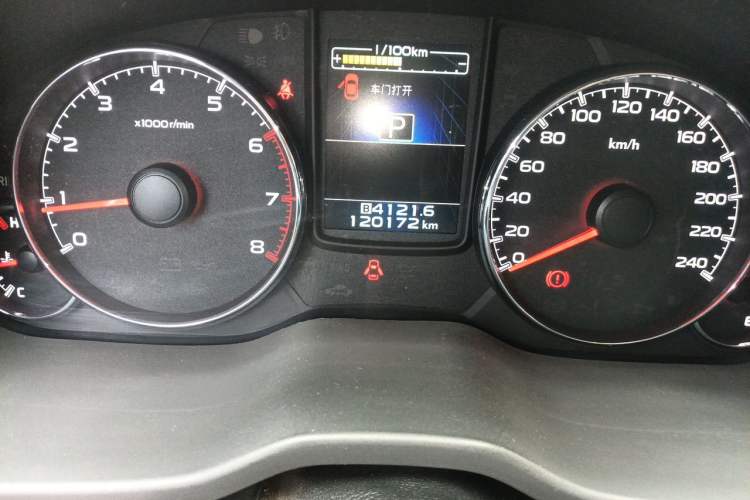 Used Subaru Outback 2013 2.5i Luxury Edition Odometer Close Up