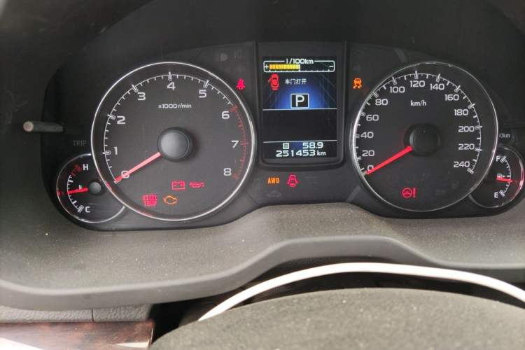 Used Subaru Outback 2013 2.5i Luxury Edition Odometer Close Up