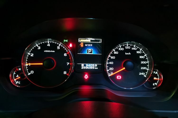Used Subaru Outback 2013 2.5i Luxury Edition Odometer Close Up