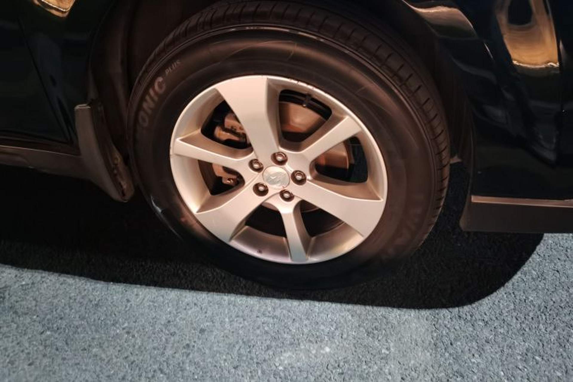 Used Subaru Outback 2013 2.5i Luxury Edition Right Front Wheel Hub