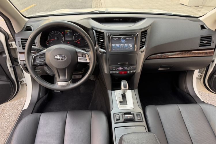 Used Subaru Outback 2013 2.5i Luxury Edition Interior 1