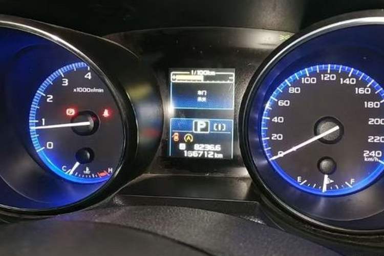 Used Subaru Outback 2015 2.5i Luxury Navigation Edition Odometer Close Up