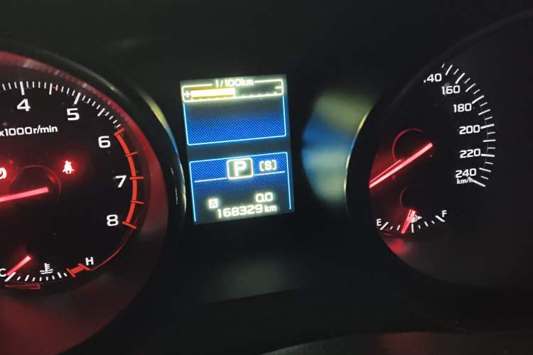 Used Subaru Outback 2015 2.5i Classic Edition Odometer Close Up
