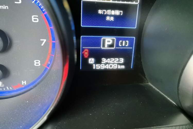 Used Subaru Outback 2015 2.5i Luxury Navigation Edition Odometer Close Up