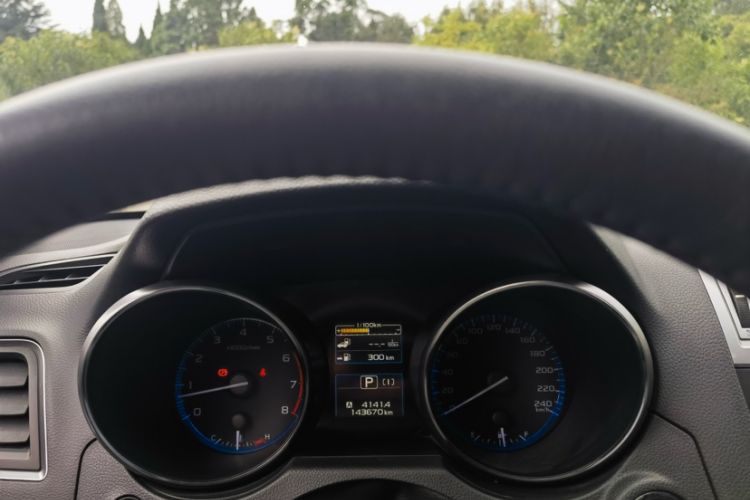 Used Subaru Outback 2015 2.5i Luxury Navigation Edition Odometer Close Up