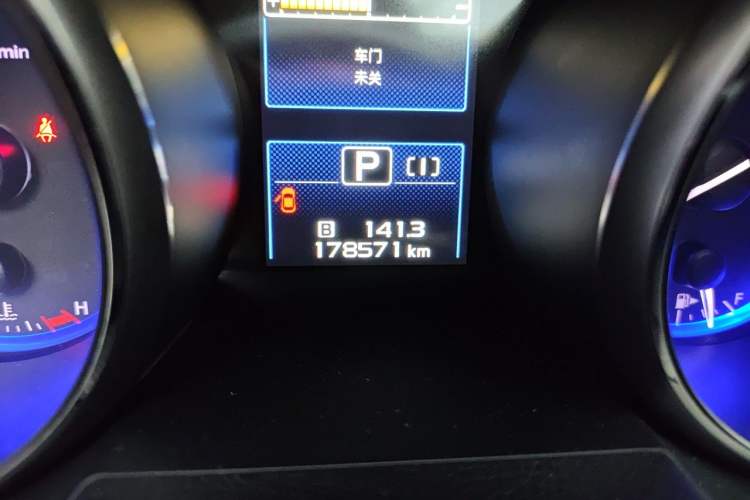 Used Subaru Outback 2015 2.5i Luxury Navigation Edition Odometer Close Up