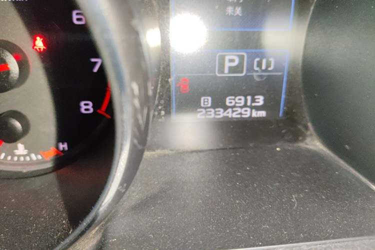 Used Subaru Outback 2015 2.5i Classic Edition Odometer Close Up