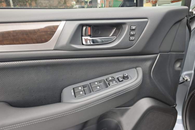 Used Subaru Outback 2015 2.5i Luxury Navigation Edition Interior 8