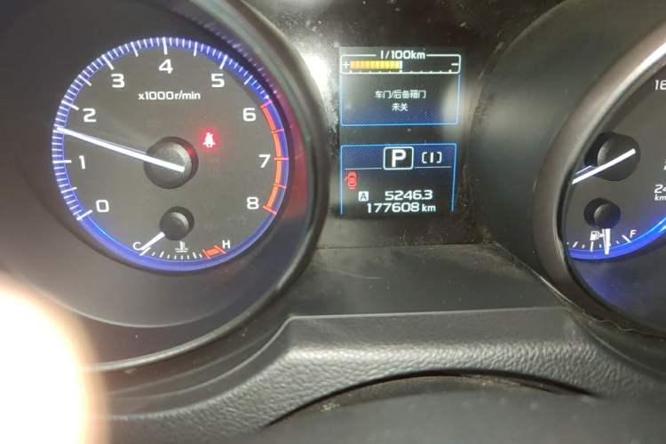 Used Subaru Outback 2015 2.5i Luxury Navigation Edition Odometer Close Up