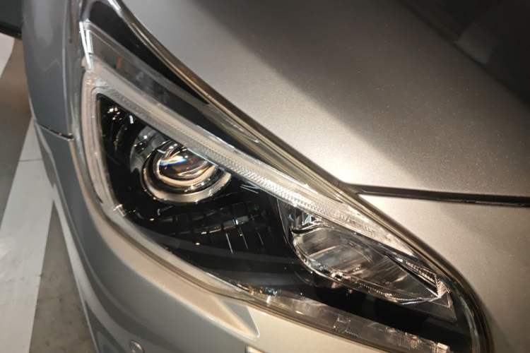 Used Subaru Outback 2015 2.5i Luxury Navigation Edition Right Front Headlight