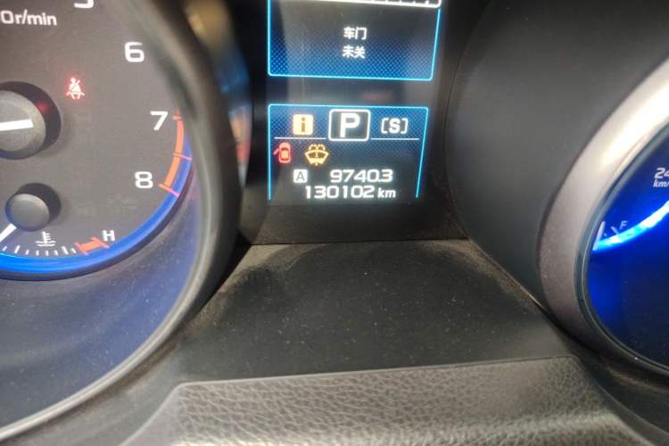 Used Subaru Outback 2015 2.5i Luxury Navigation Edition Odometer Close Up