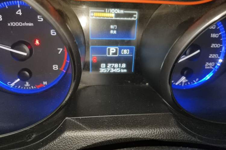 Used Subaru Outback 2015 2.5i Sport Navigation Edition Odometer Close Up