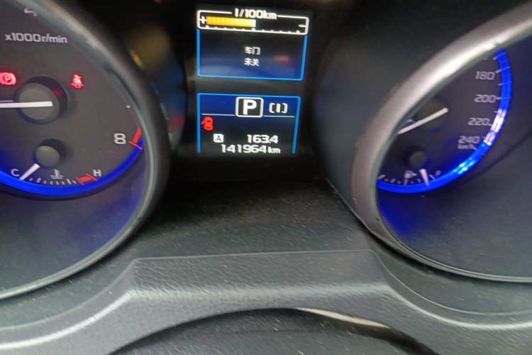 Used Subaru Outback 2015 2.5i Luxury Navigation Edition Odometer Close Up