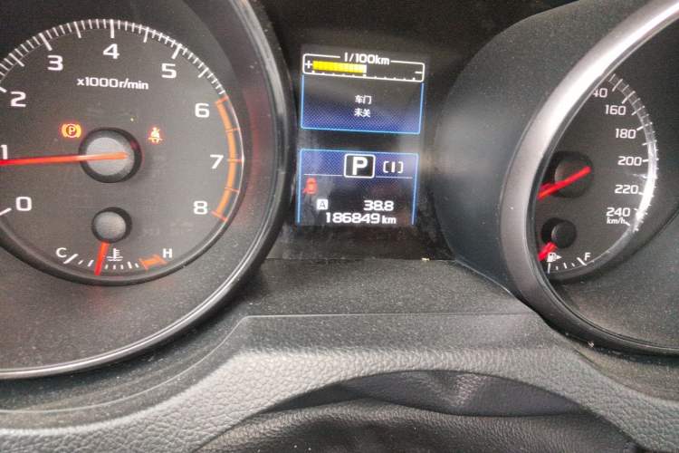 Used Subaru Outback 2015 2.5i Classic Edition Odometer Close Up