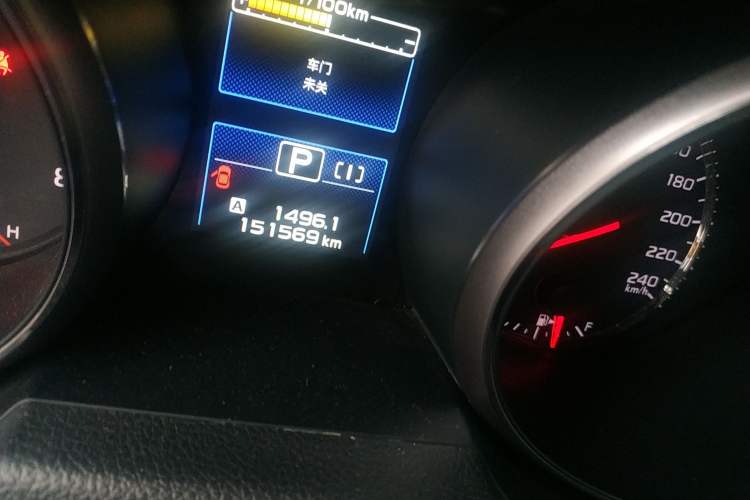 Used Subaru Outback 2015 2.5i Classic Edition Odometer Close Up