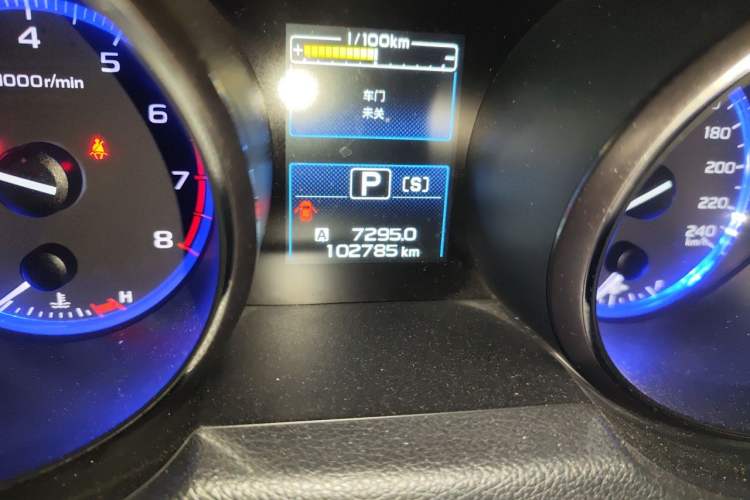 Used Subaru Outback 2015 2.5i Luxury Navigation Edition Odometer Close Up